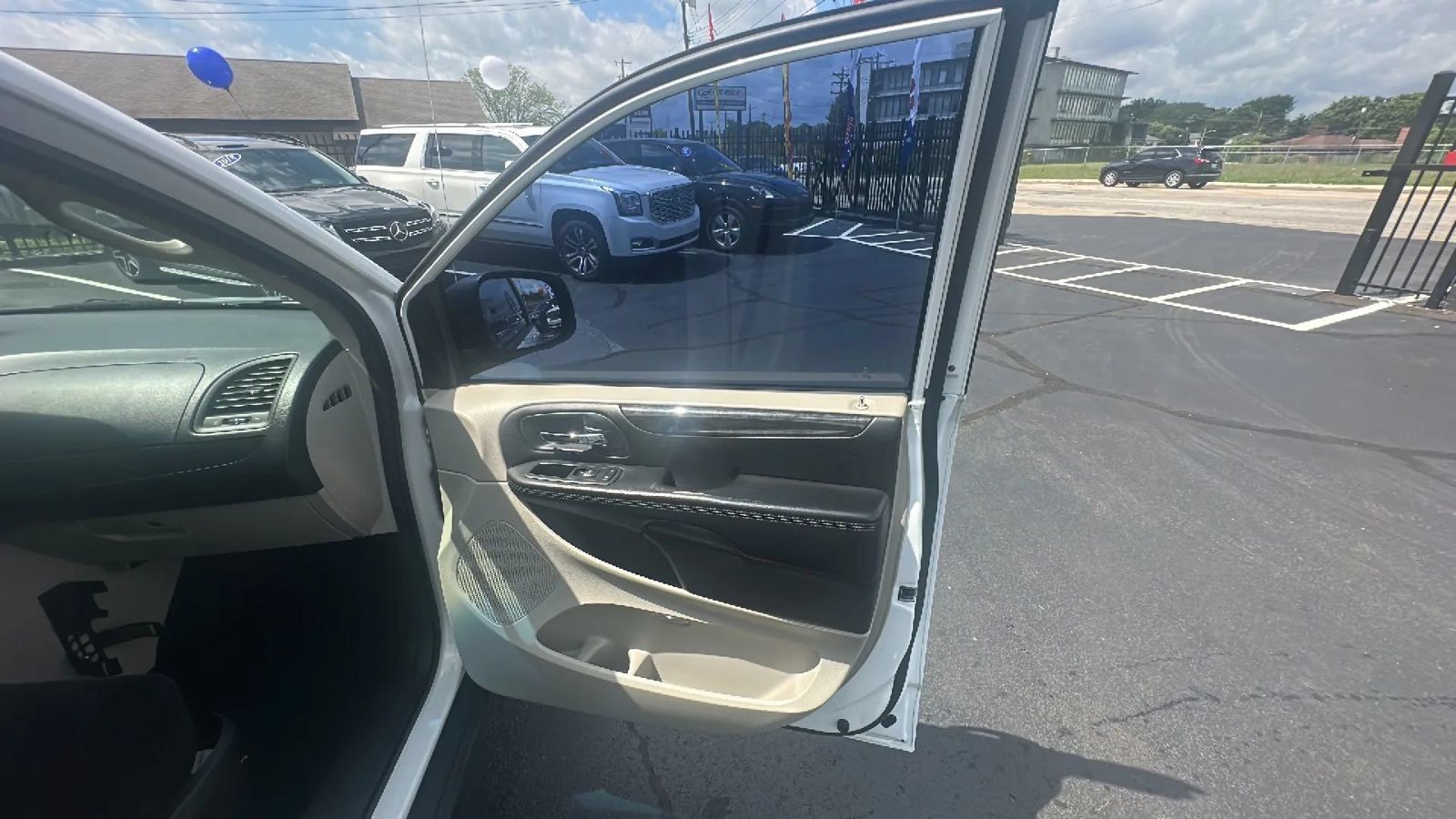 Used 2014 Dodge Grand Caravan American Value Package FWD image 19