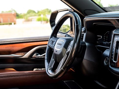 Used 2023 GMC Yukon Denali Ultimate AWD/4WD image 13