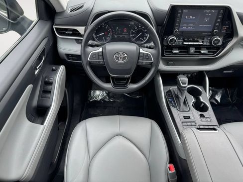Used 2021 Toyota Highlander XLE AWD/4WD image 4