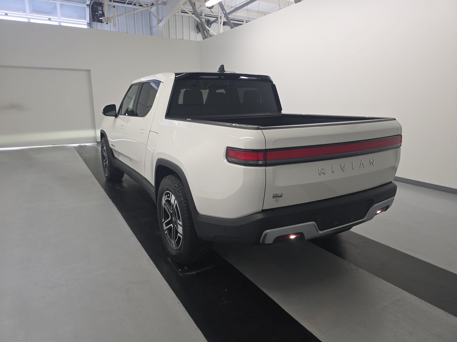 Used 2024 Rivian R1T Adventure Dual AWD/4WD image 3