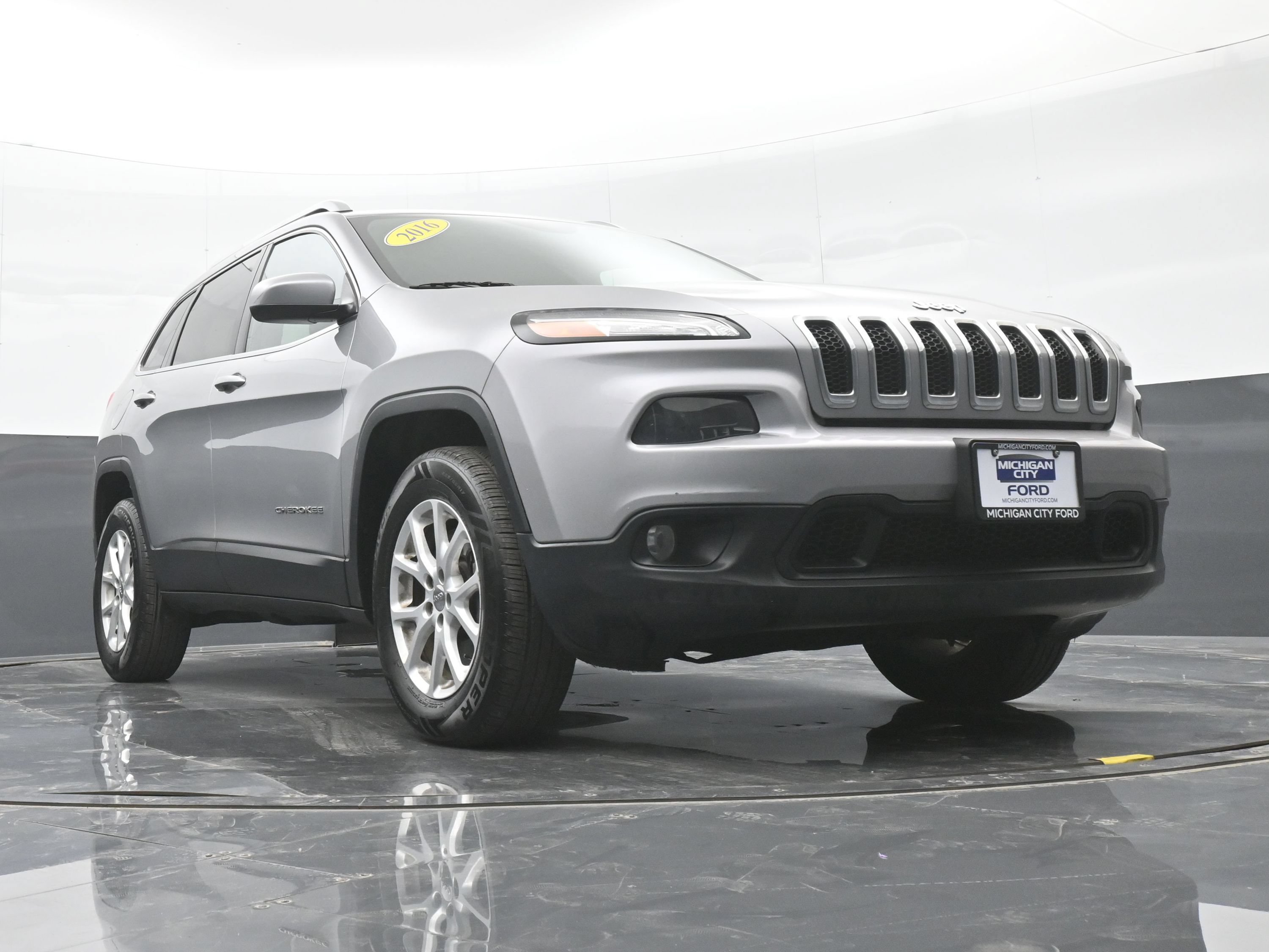 Used 2016 Jeep Cherokee Latitude AWD/4WD image 41