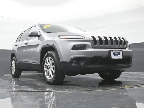 Used 2016 Jeep Cherokee Latitude AWD/4WD image 41