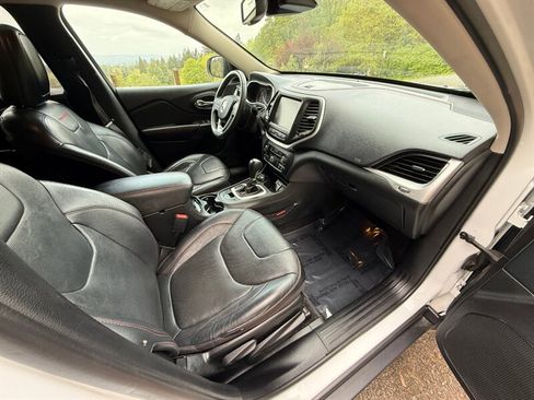 Used 2015 Jeep Cherokee Trailhawk w/ Comfort/Convenience Group AWD/4WD image 12