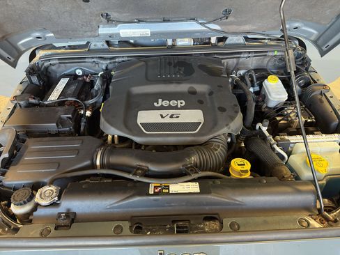 Used 2015 Jeep Wrangler Rubicon w/ Dual Top Group AWD/4WD image 26