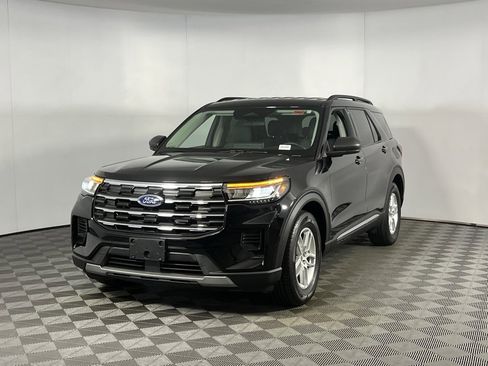 Used 2025 Ford Explorer Active image 3