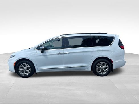 Used 2023 Chrysler Pacifica Limited w/ Uconnect Theater Family Group AWD/4WD image 2