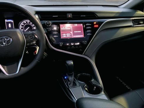 Used 2018 Toyota Camry SE image 7