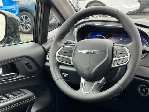 Used 2025 Chrysler Pacifica Select image 13
