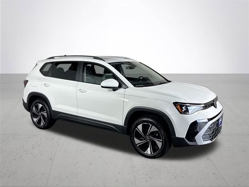 New 2025 Volkswagen Taos SE image 4