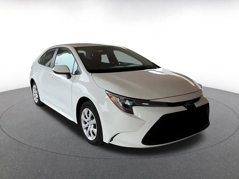 Used 2025 Toyota Corolla LE FWD image 3