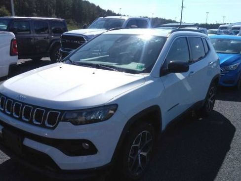 Used 2024 Jeep Compass Latitude AWD/4WD image 1