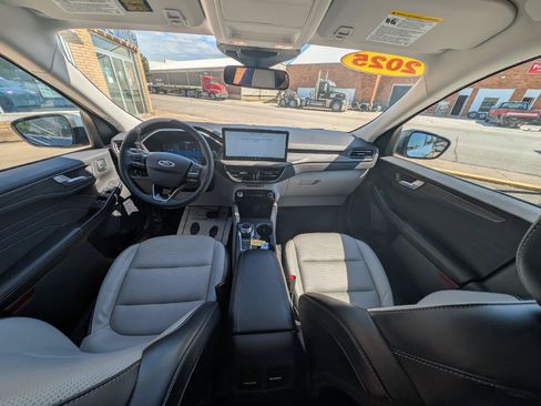 Used 2025 Ford Escape Platinum AWD/4WD image 31