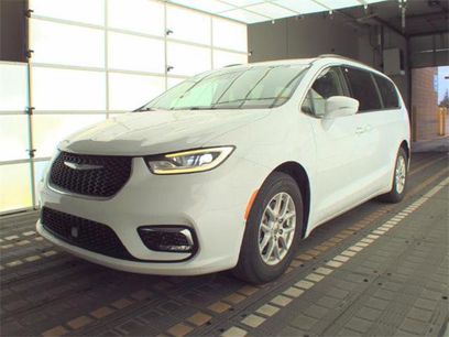 Used 2022 Chrysler Pacifica Touring-L w/ Uconnect Theater Family Group