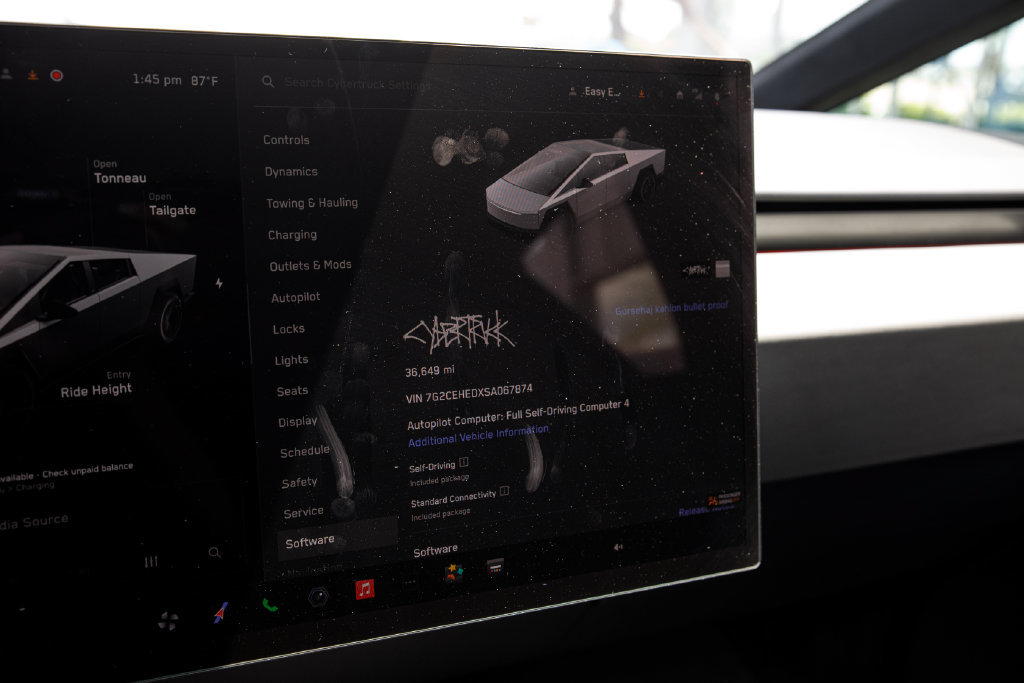 Used 2025 Tesla Cybertruck AWD Crew Cab image 33