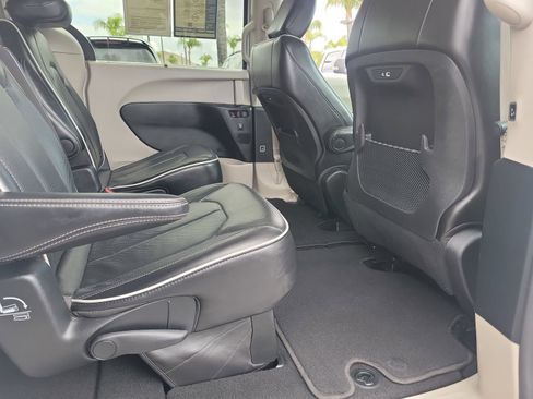 Used 2024 Chrysler Pacifica Limited FWD image 24