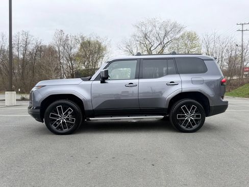 Used 2024 Lexus GX 550 w/ Accessory Package (Z1) AWD/4WD image 3