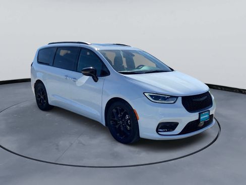 Used 2025 Chrysler Pacifica Limited FWD image 4