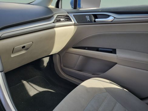 Used 2018 Ford Fusion SE FWD image 19