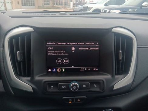 Used 2024 GMC Terrain SLE w/ Driver Convenience Package image 21