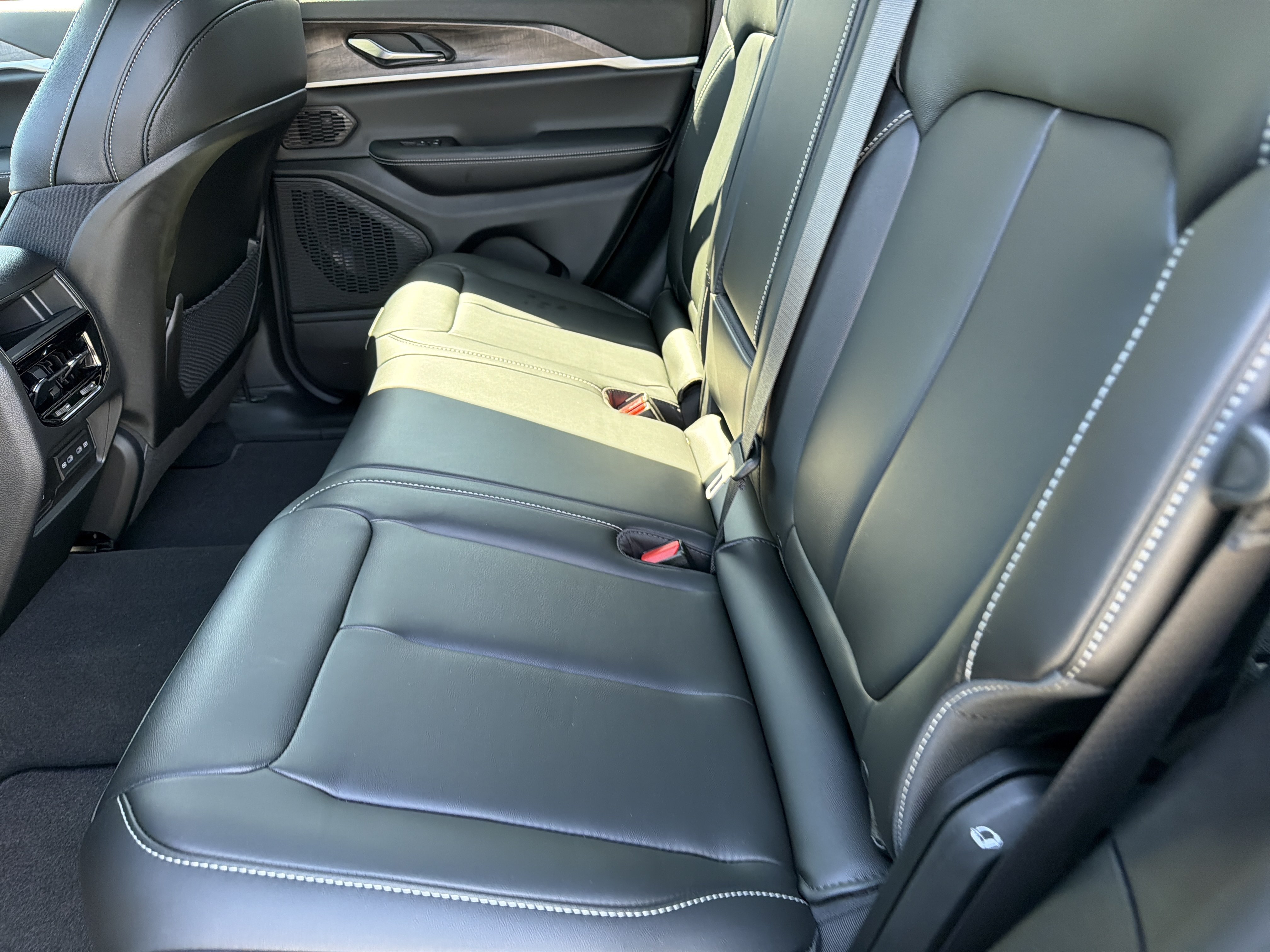 New 2027 Jeep Grand Cherokee Limited w/ Limited Altitude Package AWD/4WD image 13