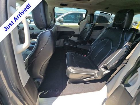 Used 2023 Chrysler Pacifica Limited FWD image 9