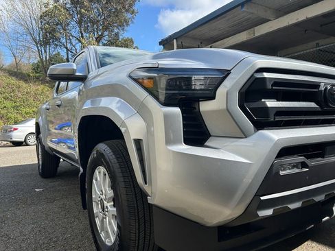 Used 2025 Toyota Tacoma SR5 AWD/4WD image 33