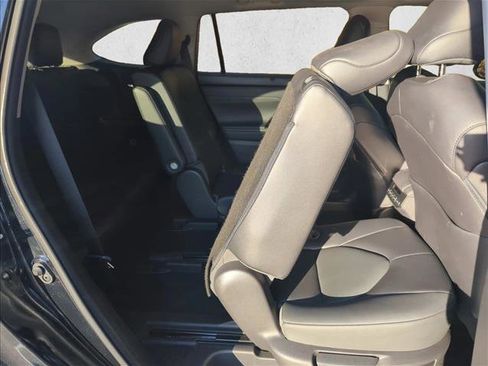 Used 2022 Toyota Highlander XLE image 23