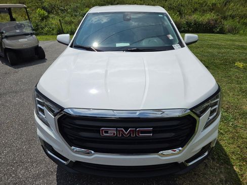 Used 2024 GMC Terrain SLE FWD image 2