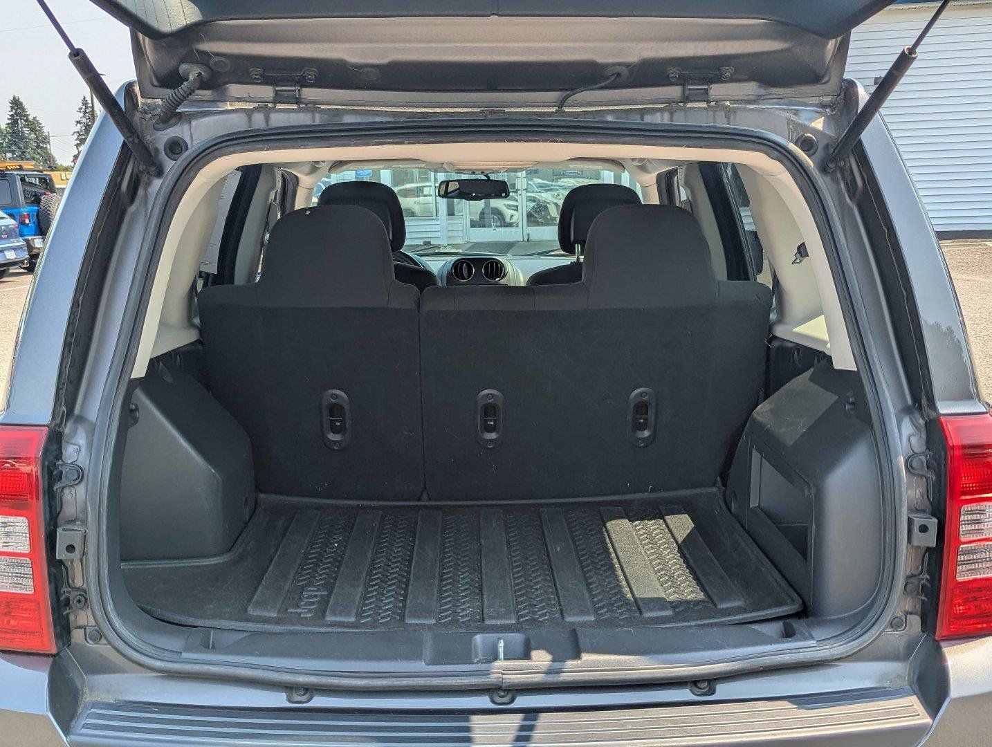 Used 2014 Jeep Patriot Latitude FWD image 25