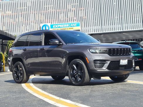 Used 2022 Jeep Grand Cherokee Altitude RWD image 32