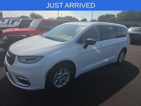 Used 2024 Chrysler Pacifica Touring-L FWD image 1