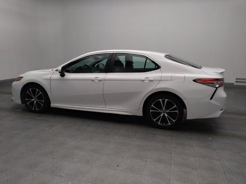 Used 2018 Toyota Camry SE image 3