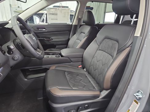 New 2026 Nissan Pathfinder Platinum image 7