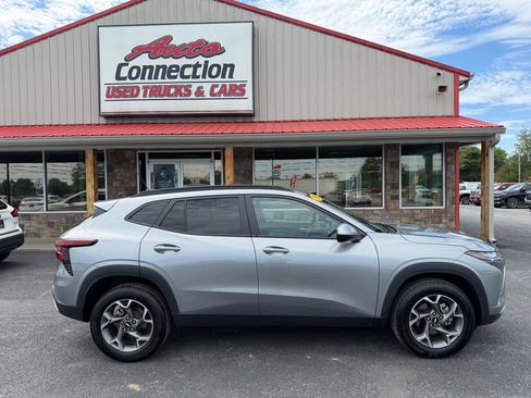 Used 2025 Chevrolet Trax LT FWD image 3