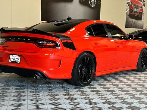 Used 2017 Dodge Charger R/T image 4