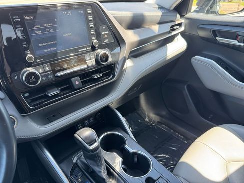 Used 2022 Toyota Highlander XLE AWD/4WD image 29