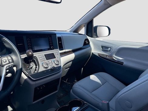Used 2020 Toyota Sienna XLE w/ XLE Navigation Package FWD image 24