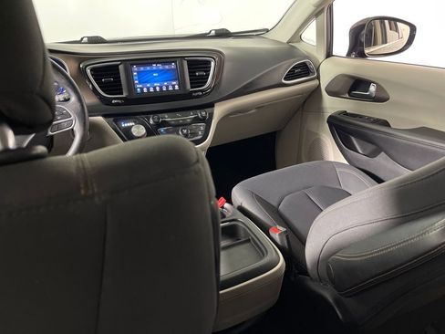 Used 2019 Chrysler Pacifica Touring Plus image 17