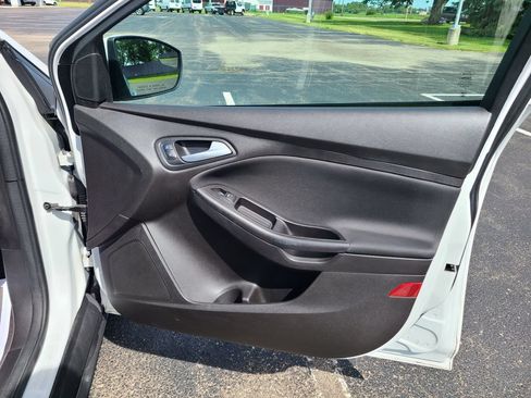 Used 2017 Ford Focus SE FWD image 9