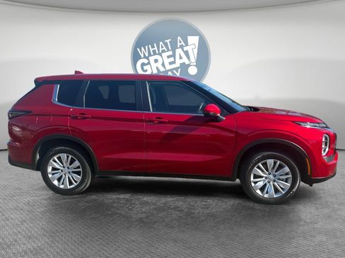 Used 2025 Mitsubishi Outlander ES AWD/4WD image 2