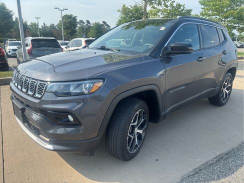 Used 2024 Jeep Compass Limited w/ Sun and Sound Group AWD/4WD image 4