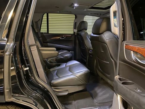 Used 2015 Cadillac Escalade Premium image 36