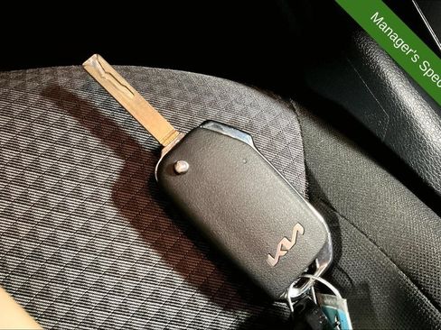Used 2025 Kia Soul LX w/ LX Technology Package FWD image 12