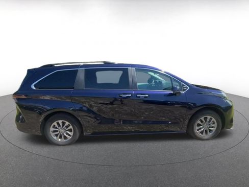 Used 2025 Toyota Sienna XLE FWD image 15