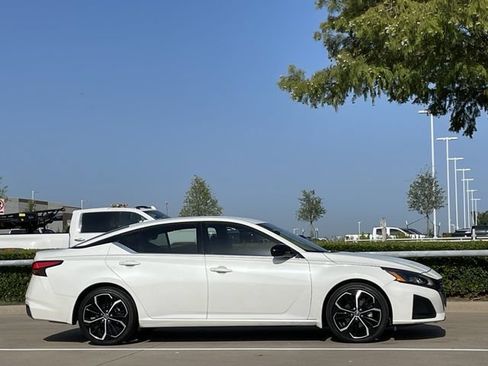 Used 2024 Nissan Altima 2.5 SR FWD image 3