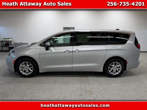 Used 2023 Chrysler Voyager LX FWD image 1