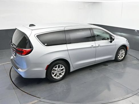 Used 2024 Chrysler Pacifica Touring-L FWD image 37