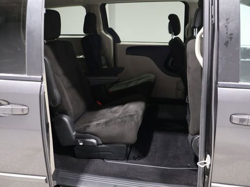 Used 2016 Dodge Grand Caravan SXT image 19