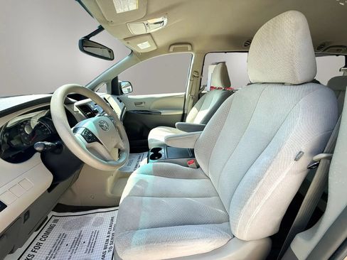 Used 2014 Toyota Sienna LE FWD image 12