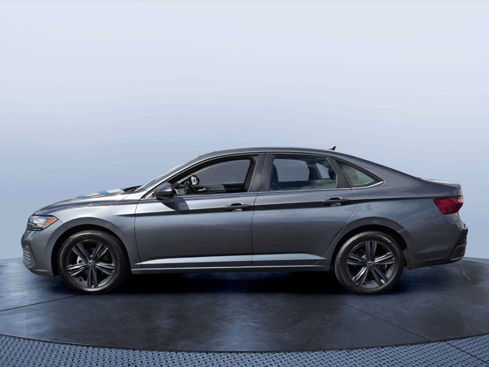 Used 2023 Volkswagen Jetta SE w/ Panoramic Sunroof Package FWD image 3